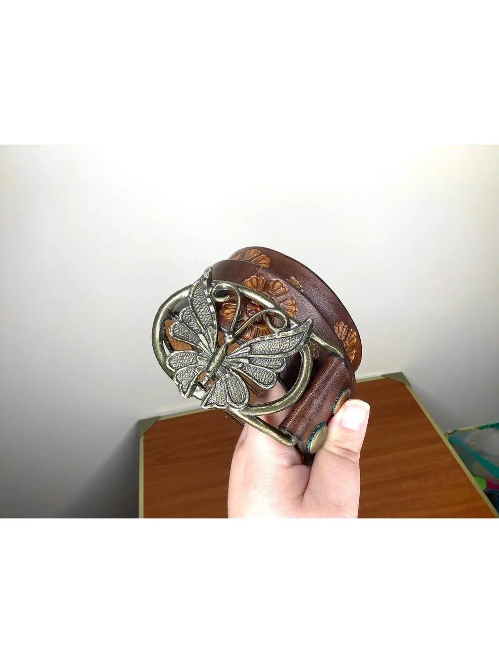 < Vintage Floral Embossed Leather Belt With Butterfly Belt Buckle >